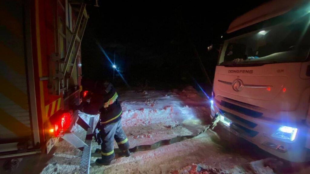 Фура застряла в Боровлянах в глубоком сугробе. На помощь пришли ГАИ и МЧС