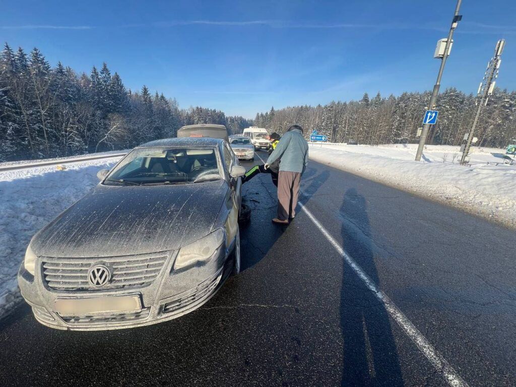 На трассе под Минском инспекторы ГАИ помогли водителю с пробитым колесом