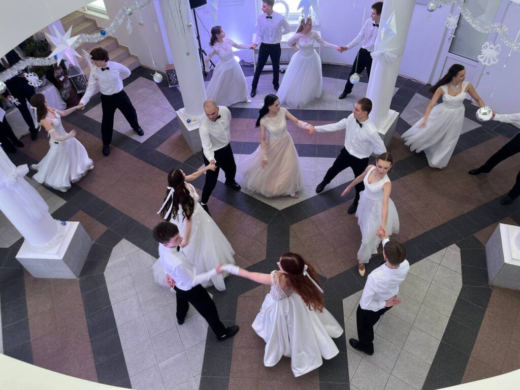 Второй Рождественский бал в Михановичах соединил изящество танца и благотворительность