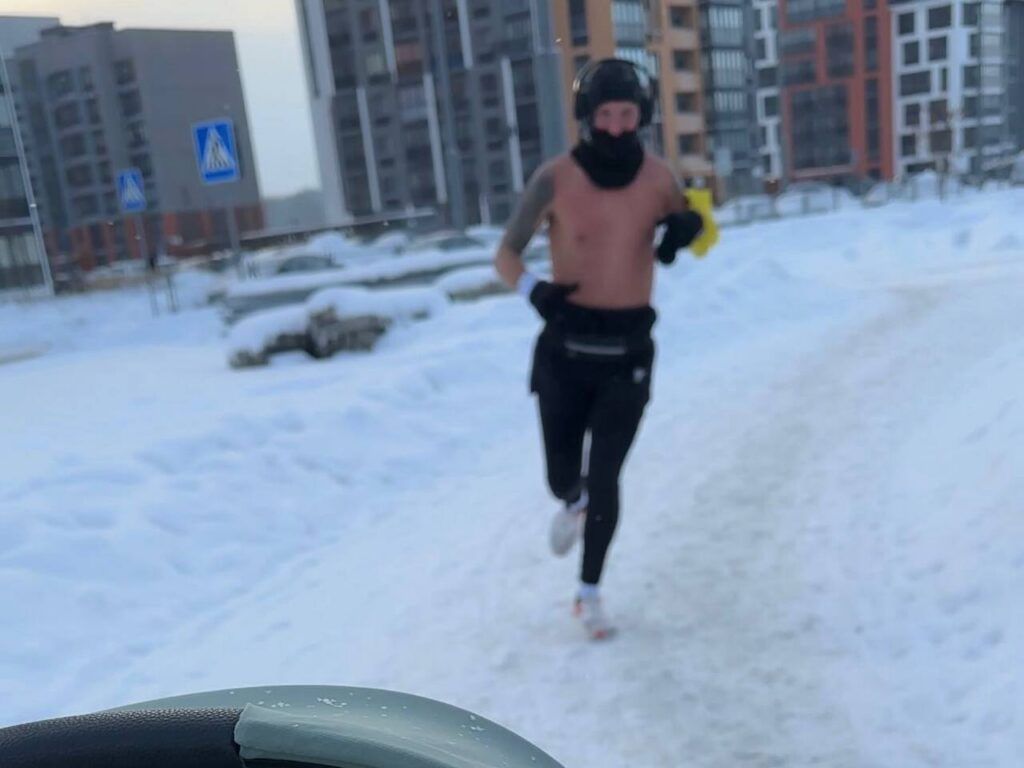 Загадочный полуголый бегун шокирует жителей Копище в -20°С