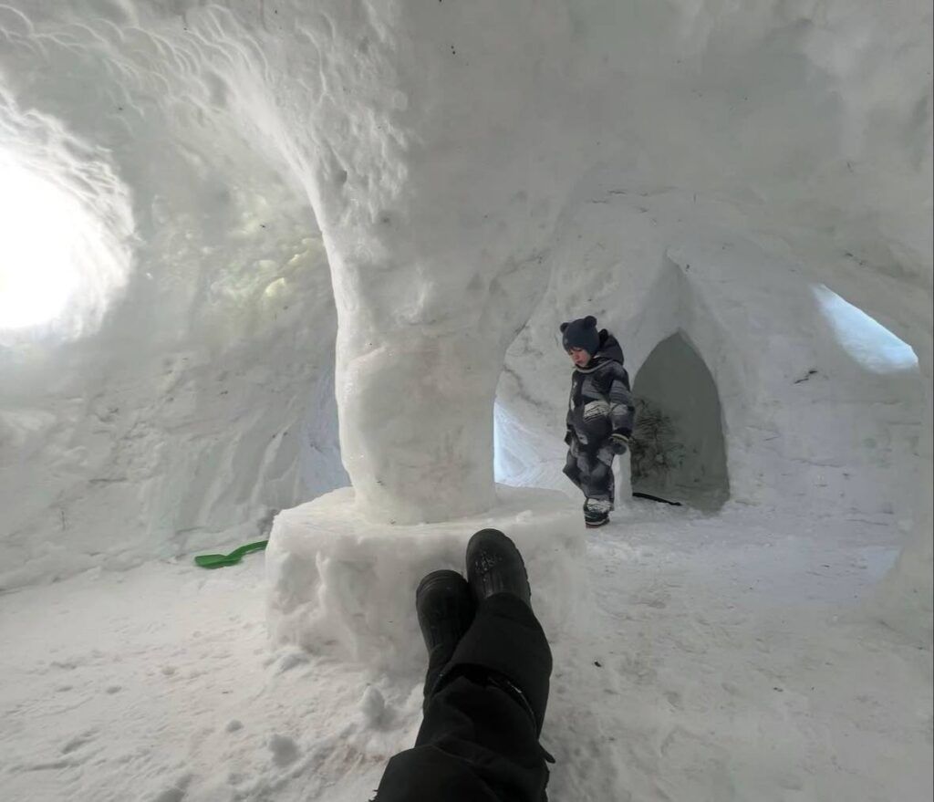 Под Минском за неделю возвели снежный дом с комнатами