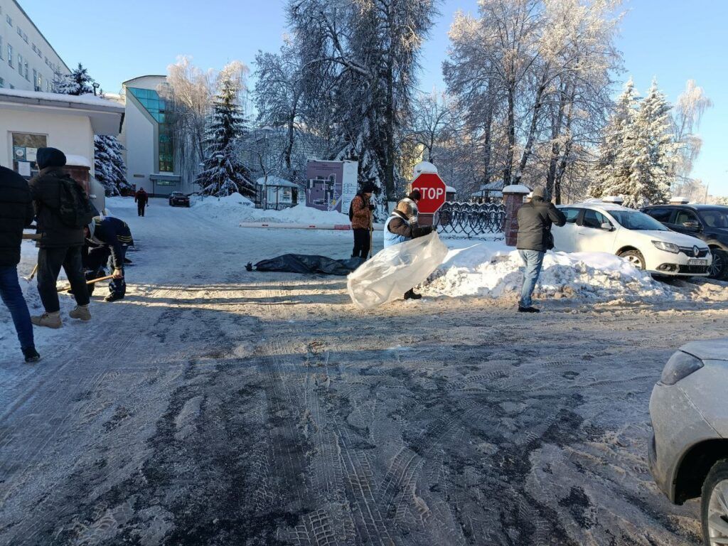 Минский РУВД и граждане на профилактическом учете провели двухдневный субботник в роддоме