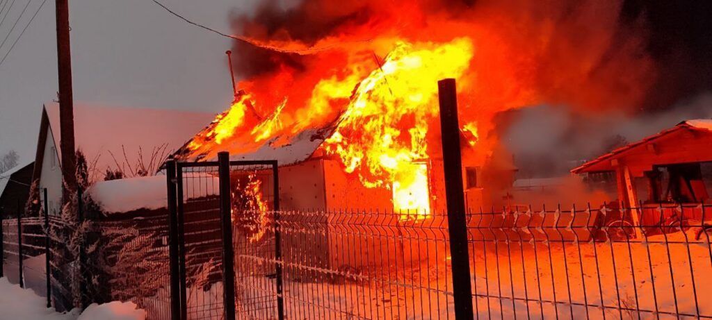 В деревне под Минском пожар уничтожил дачный дом