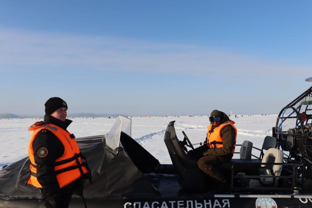 Как спасатели следят за безопасностью на зимних водоёмах Минского района