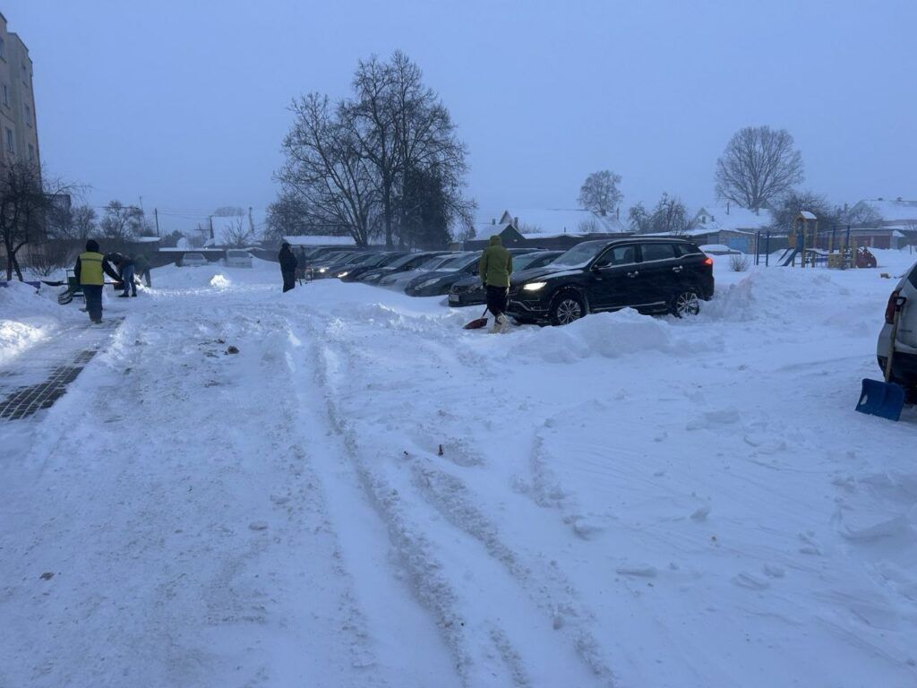 Кто и как помогает в Минском районе справляться со снежным коллапсом