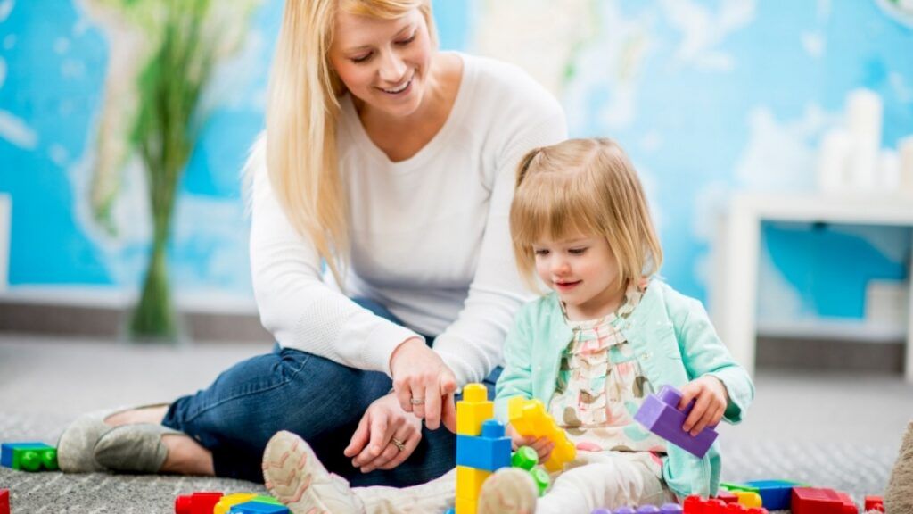 99 семей Минского района в 2025 году воспользовались услугами социальной няни