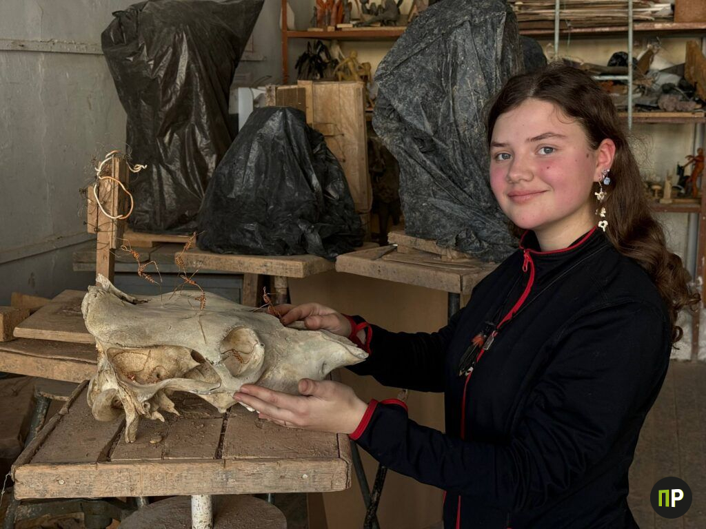 Как молодая скульптор из Заславля превращает кости животных в утонченные украшения