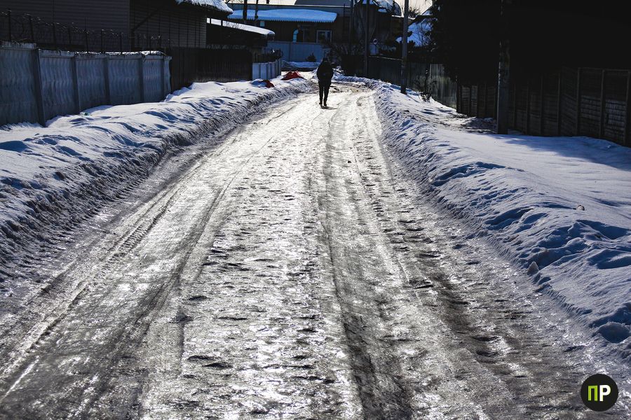 Разбираемся, почему тротуары в Заславле превратились в каток