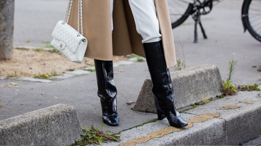 У жительницы Минского района украли ботинки. Вор возместил ущерб