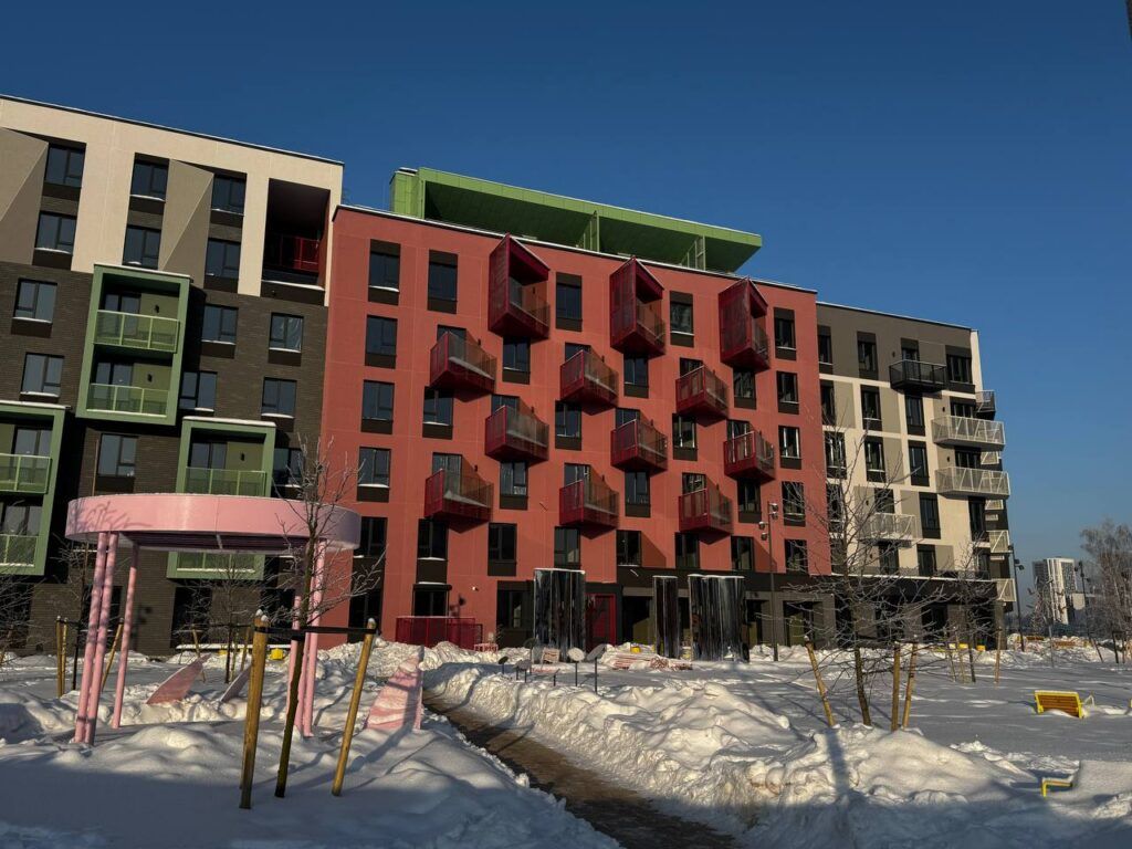 В Новой Боровой построили дом с «дружелюбными» балконами»