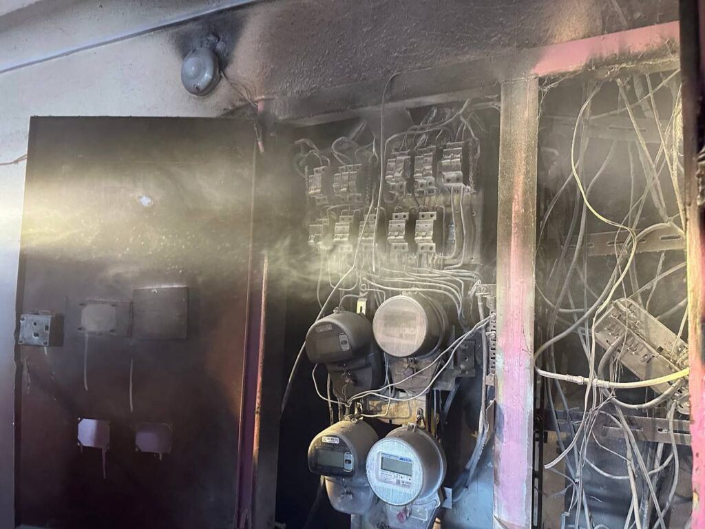 Короткое замыкание стало причиной задымления в многоэтажке в Гатово