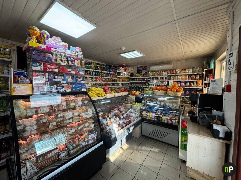 Нашли под Минском сельский магазин, где покупателей угощают едой и кофе