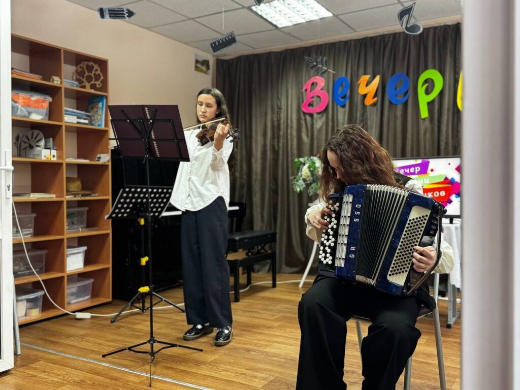 Вечер встречи выпускников собрал поколения в Королёвстанской школе