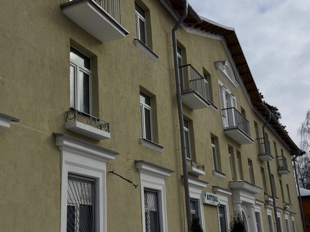 Как в Мачулищах год ремонтировали общежитие без выселения жильцов