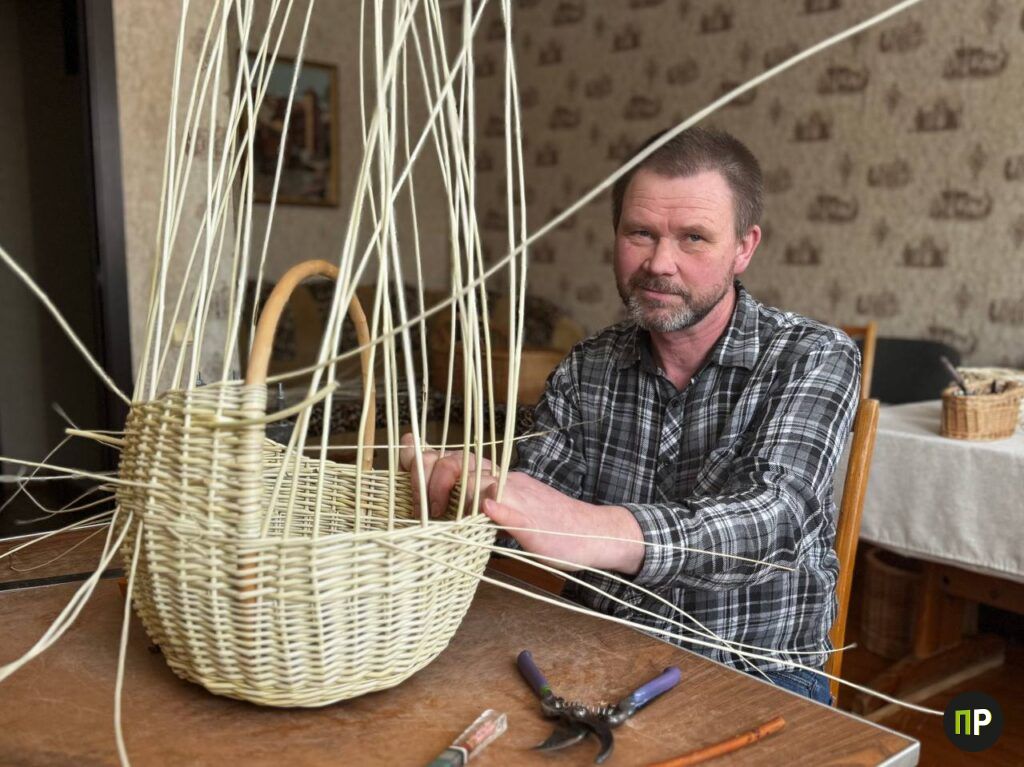 Плетет люльки и живые деревья: как под Минском мастер возрождает старинное ремесло