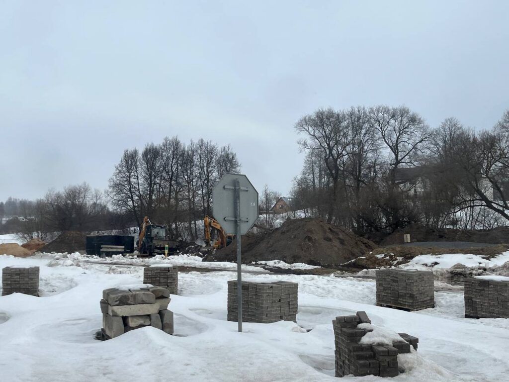 В Гатово завершают перекладку канализационного коллектора