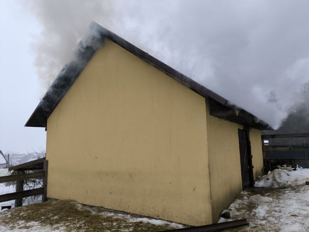 В Новашино из-за электроповодки загорелась хозпостройка