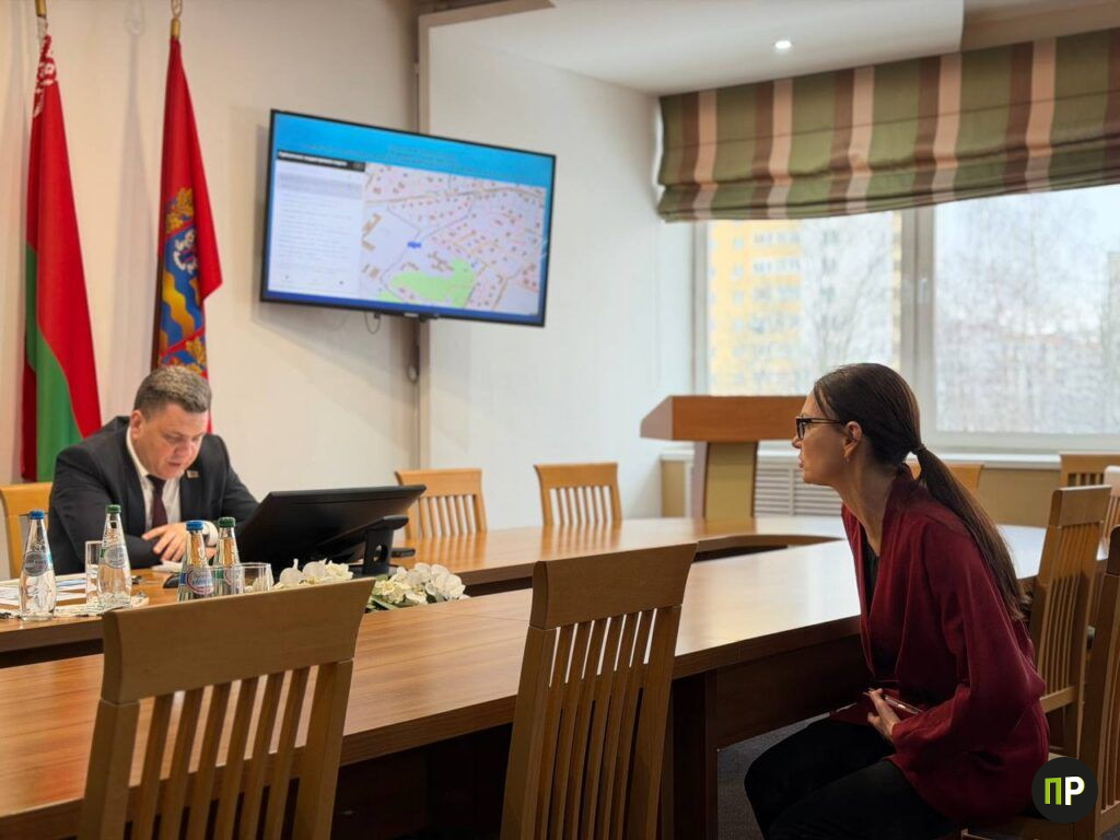 Жительница Ждановичей просит главу Минского района обустроить подходы к школе