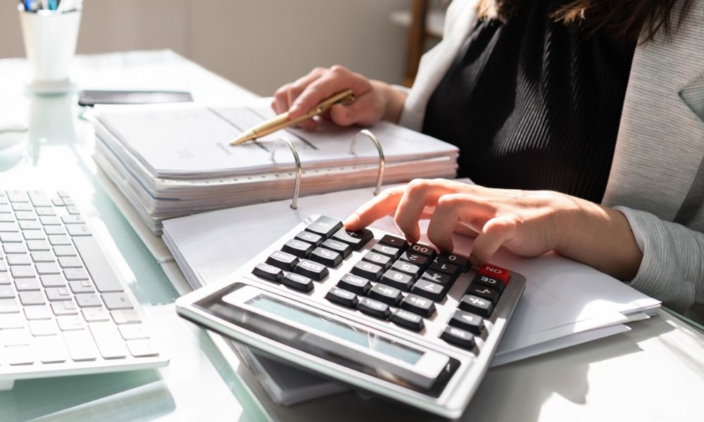 В Минском районе компании выставили счет на 73 тысячи за услуги бывшего бухгалтера