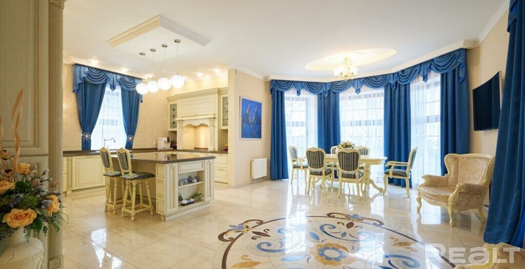 Под Минском продают особняк в стиле «царская классика»