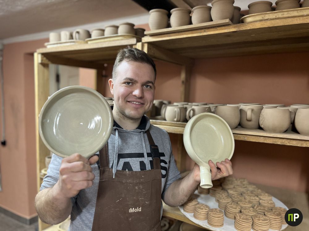 Нашли под Минском гончарную мастерскую, где делают сувениры для музеев Беларуси