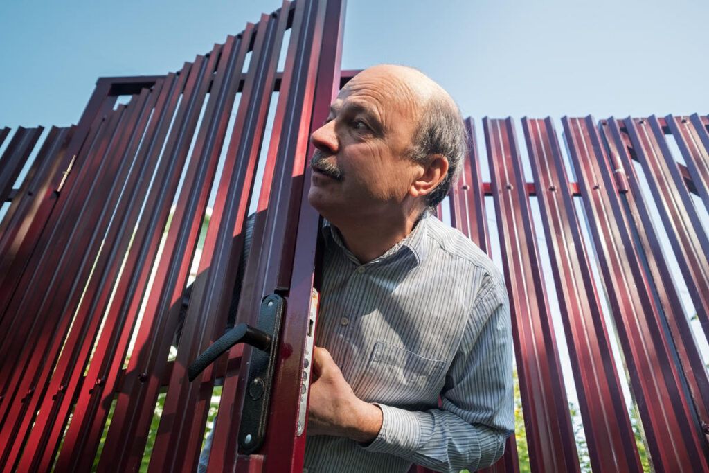 Рассказываем, что делать, если сосед не следит за участком