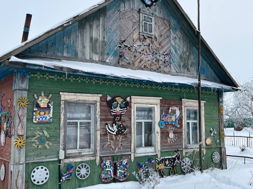 Житель деревни Черники украсил дом мозаикой из пластиковых крышек