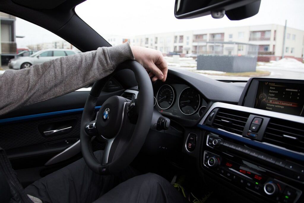 Налоговая раскрыла махинации с продажей BMW и Mercedes в Минском районе