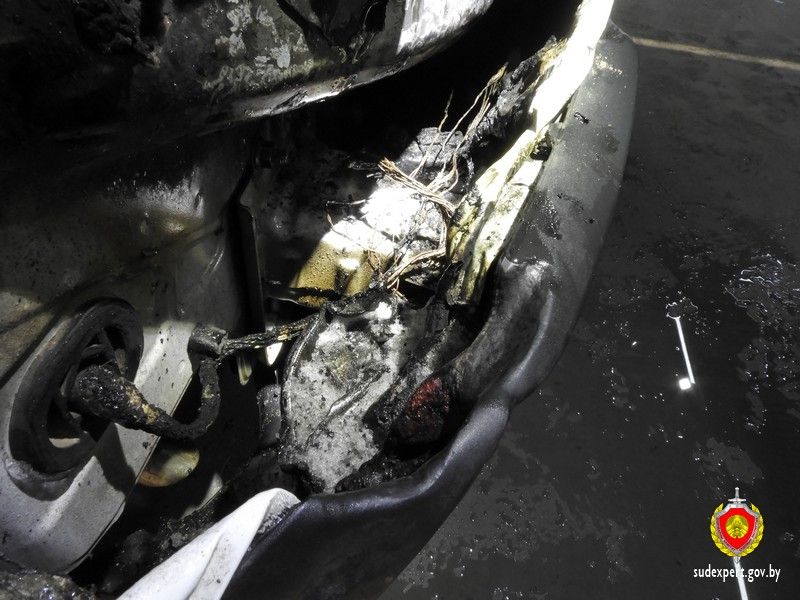В Минском районе загорелось припаркованное авто. Эксперты выяснили причину