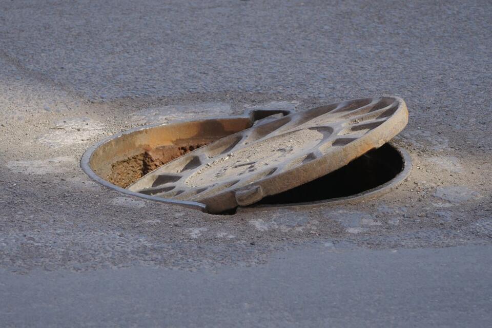 Что делать, если заметил открытый люк на дороге? Короткий алгоритм