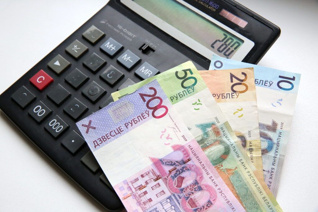 В Беларуси могут начать штрафовать начальников за слишком большие зарплаты