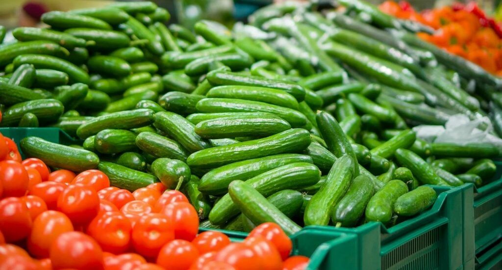 Белорусских огурцов и помидоров на прилавках магазинов стало больше, но есть нюанс