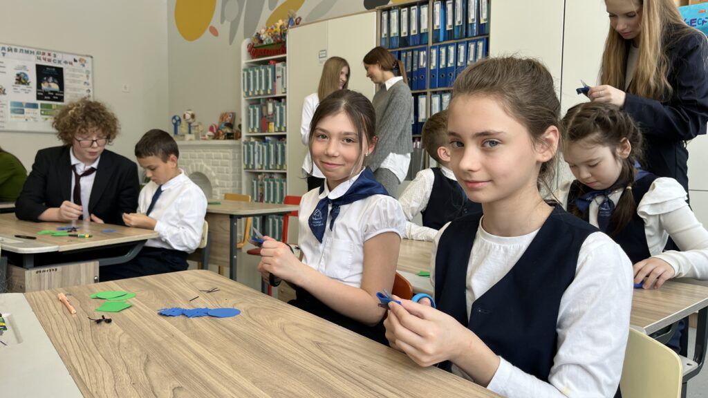 Школьники Копища и Санкт-Петербурга изготовили символ белорусской женщины