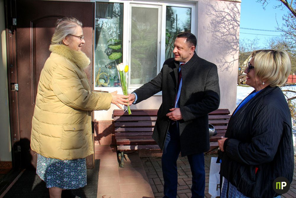 В Заславле власти навестят более 50 одиноких и одиноко проживающих женщин