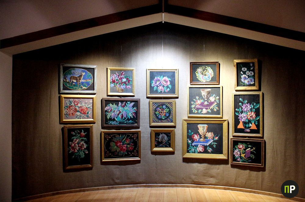 Вышитые гобелены со всей Беларуси привезли в Заславль. Где их посмотреть