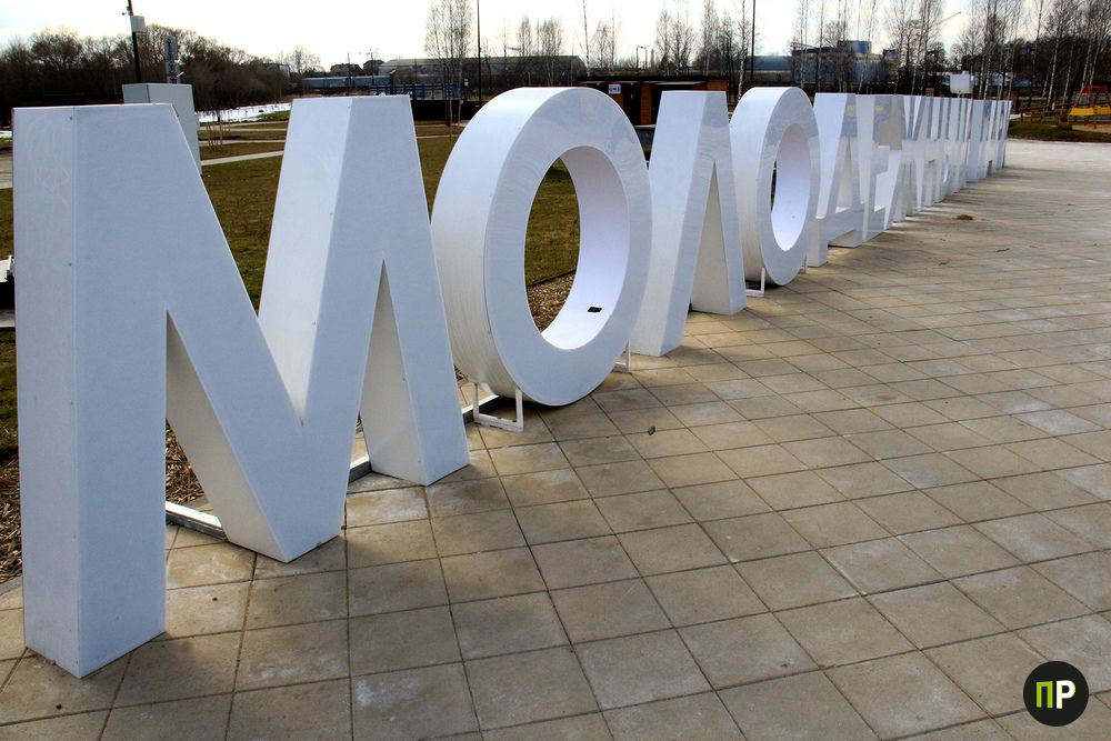 Кто превращает Молодежный парк в Заславле в полигон для вандализма