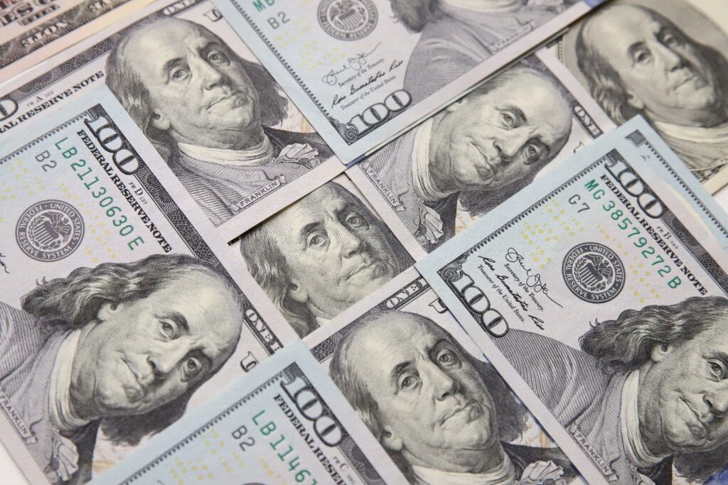 Житель Заславля стал курьером мошенников и забрал у пенсионеров 16 тысяч долларов