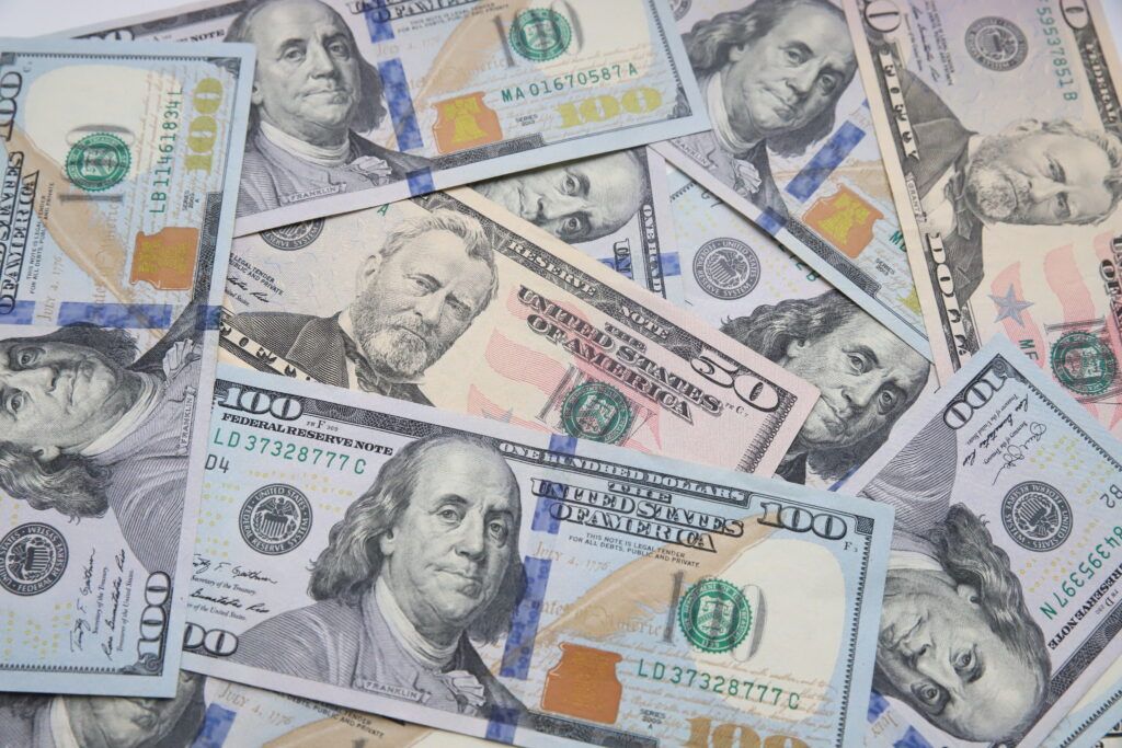 Подросток из Минского района оставила все сбережения родителей под деревом 