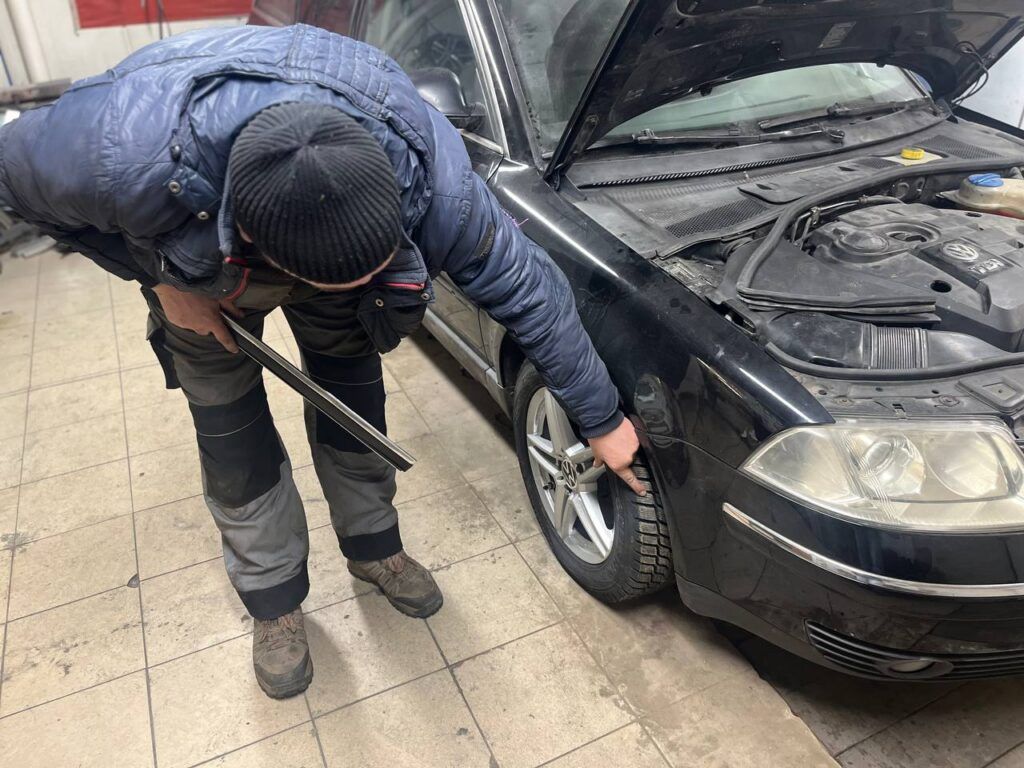 Когда лучше менять шины и готовить машину к весне, рассказал автомеханик из Замосточья