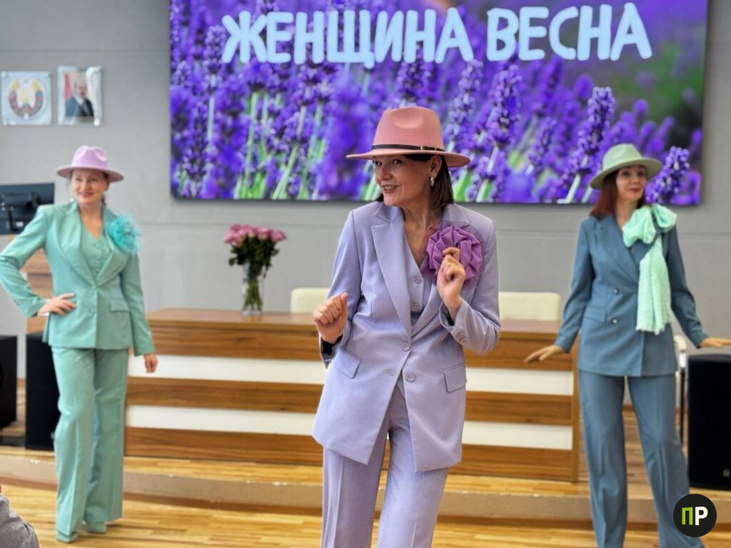 В Боровлянах модели 50+ представили весеннюю коллекцию одежды