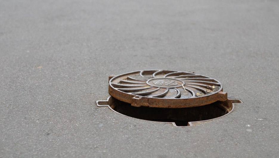 Сколько открытых люков насчитали в Минском районе в этом году