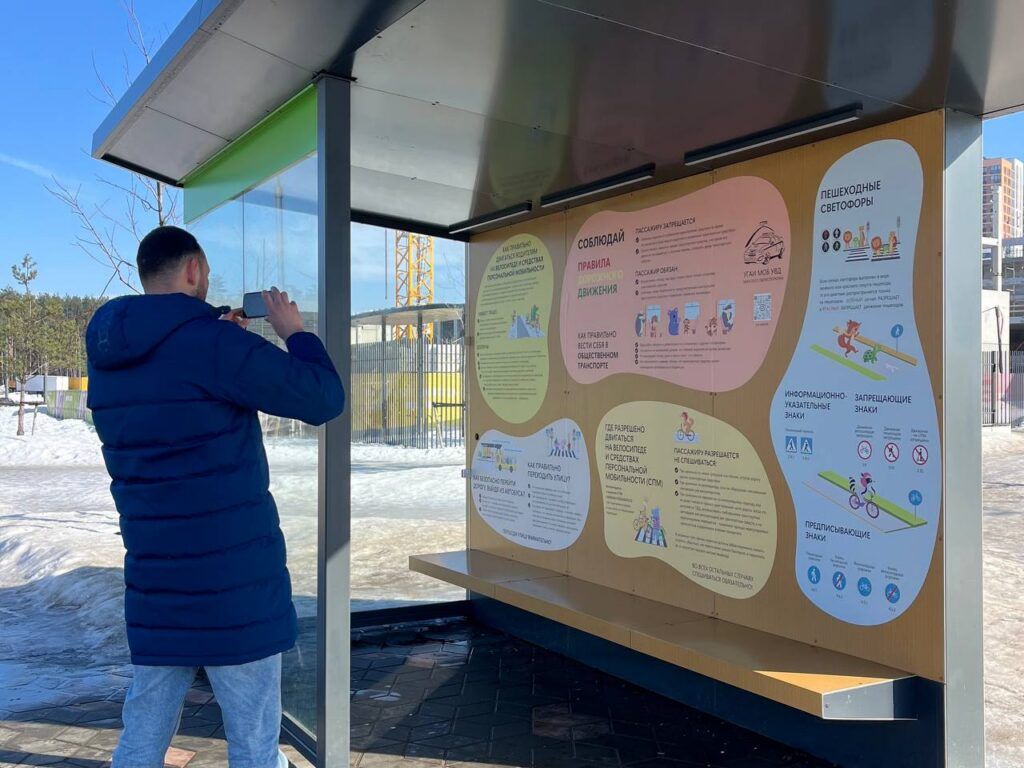 В Новой Боровой остановки возле школ оформили яркими ПДД — кто нарисовал зверят