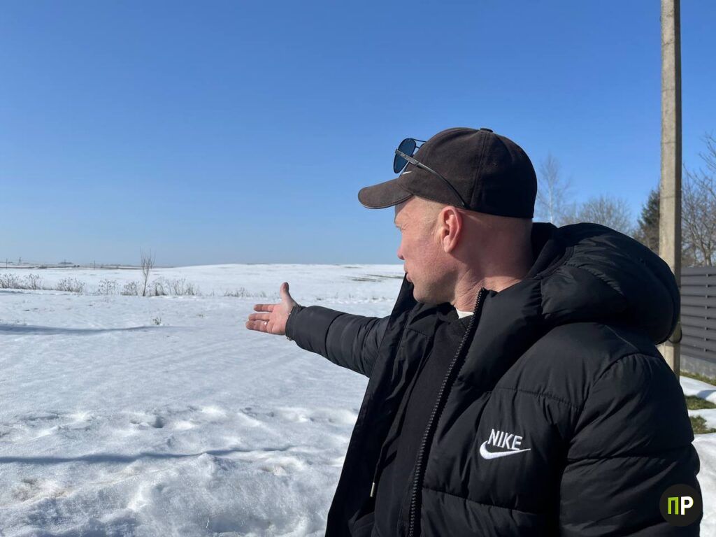 Как во время паводков живет деревня под Минском, когда дорога уходит под воду