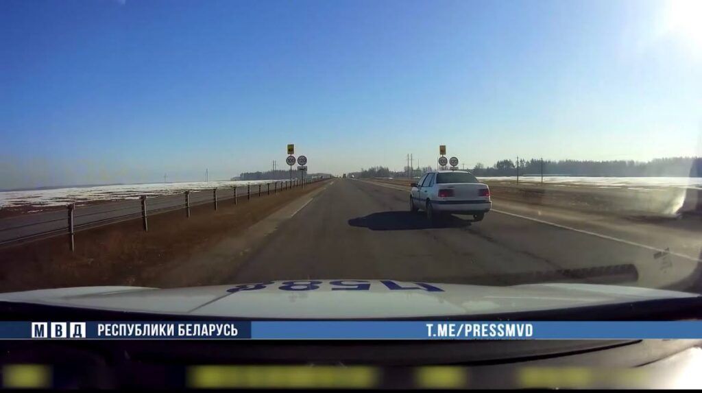 Пьяного угонщика из Минского района на М-1 помог остановить водитель BMW
