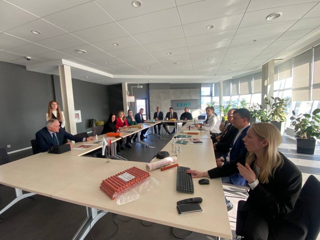 Молодежь Минщины изучает промышленное производство в Минском районе. Фотофакт