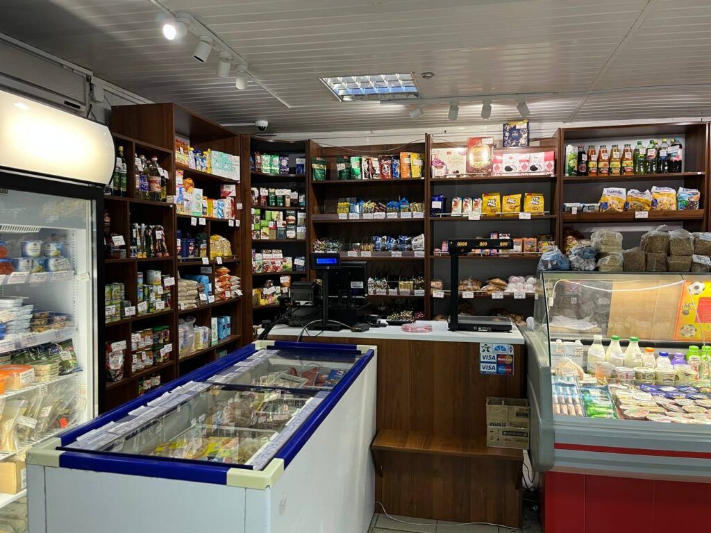 Нашли под Минском сельский магазин, где за копейки продают десерты из детства и кофе