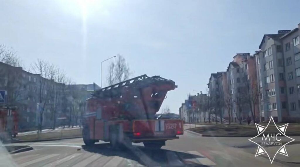 В Заславле инспектор МЧС вывел людей из горящей квартиры