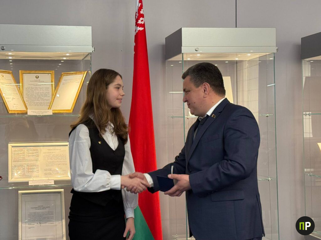 Денис Колесень вручил паспорта подросткам Минского района