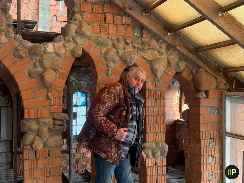 Рассказываем историю хозяина замка с витражами под Минском