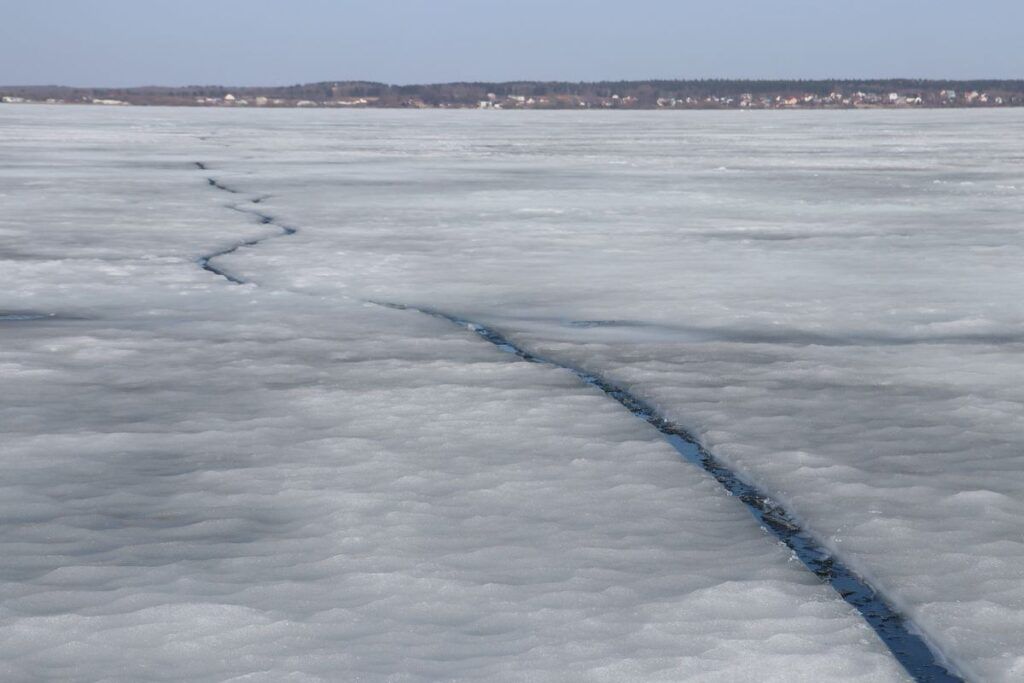 Какой сейчас лед на Минском море, проверили спасатели